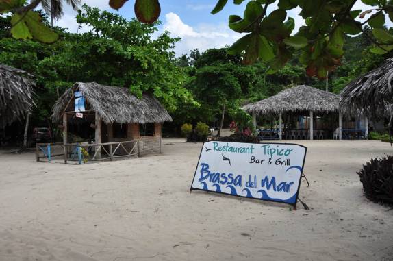 Simpático restaurante na Playa Rincón, perto de La Galera, na península de Samaná, na costa norte da República Dominicana